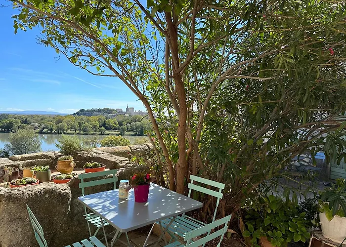 Charmante Petite Maison Avec Vue Panoramique, En Centre Historique, Proche D\'Avignon, Ancienne, Renovee, Climatisee, Terrasse, Parking Public Gratuit