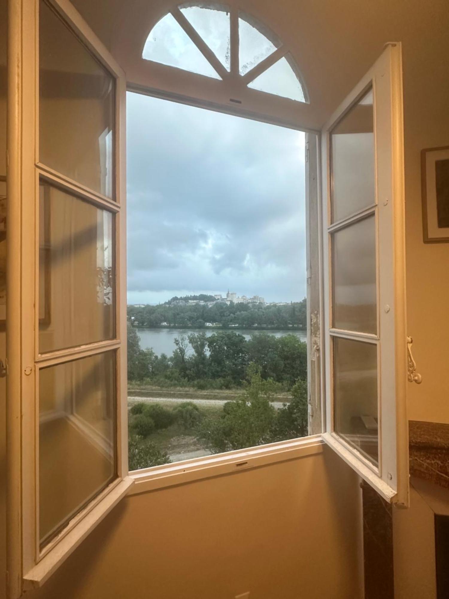 Charmante Petite Maison Avec Vue Panoramique, En Centre Historique, Proche D'avignon, Ancienne, Renovee, Climatisee, Terrasse, Parking Public Gratuit Casa de Férias *