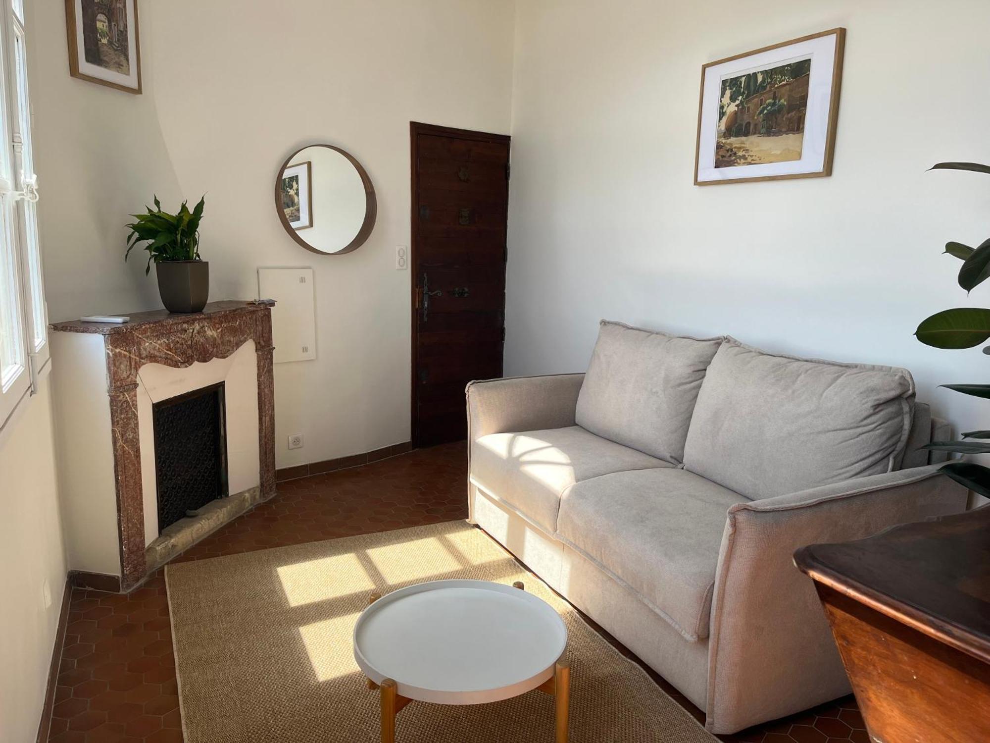 Hébergement de vacances Charmante Petite Maison Avec Vue Panoramique, En Centre Historique, Proche D'avignon, Ancienne, Renovee, Climatisee, Terrasse, Parking Public Gratuit Villeneuve-lès-Avignon