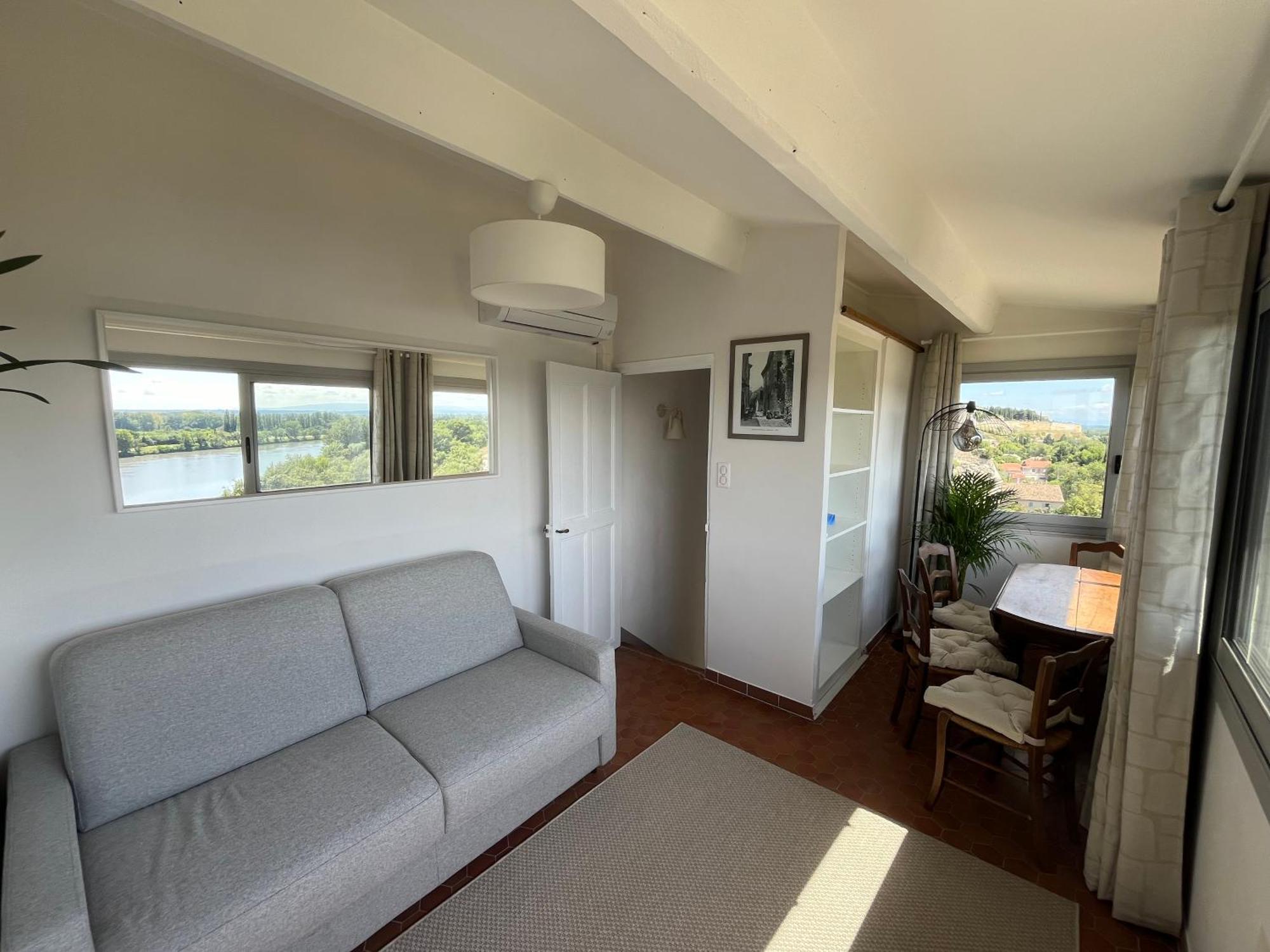 Hébergement de vacances Charmante Petite Maison Avec Vue Panoramique, En Centre Historique, Proche D'avignon, Ancienne, Renovee, Climatisee, Terrasse, Parking Public Gratuit