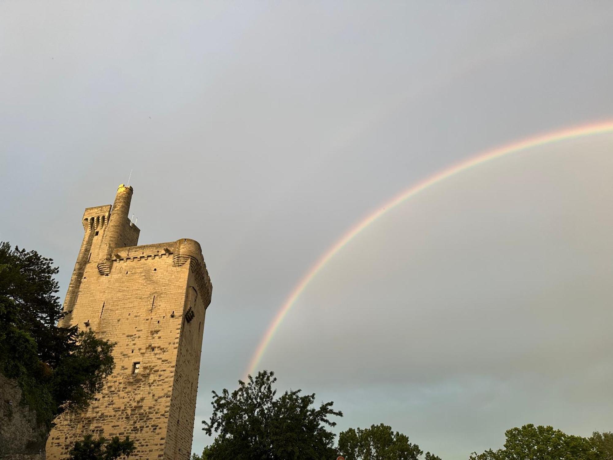 Charmante Petite Maison Avec Vue Panoramique, En Centre Historique, Proche D'avignon, Ancienne, Renovee, Climatisee, Terrasse, Parking Public Gratuit Hébergement de vacances *