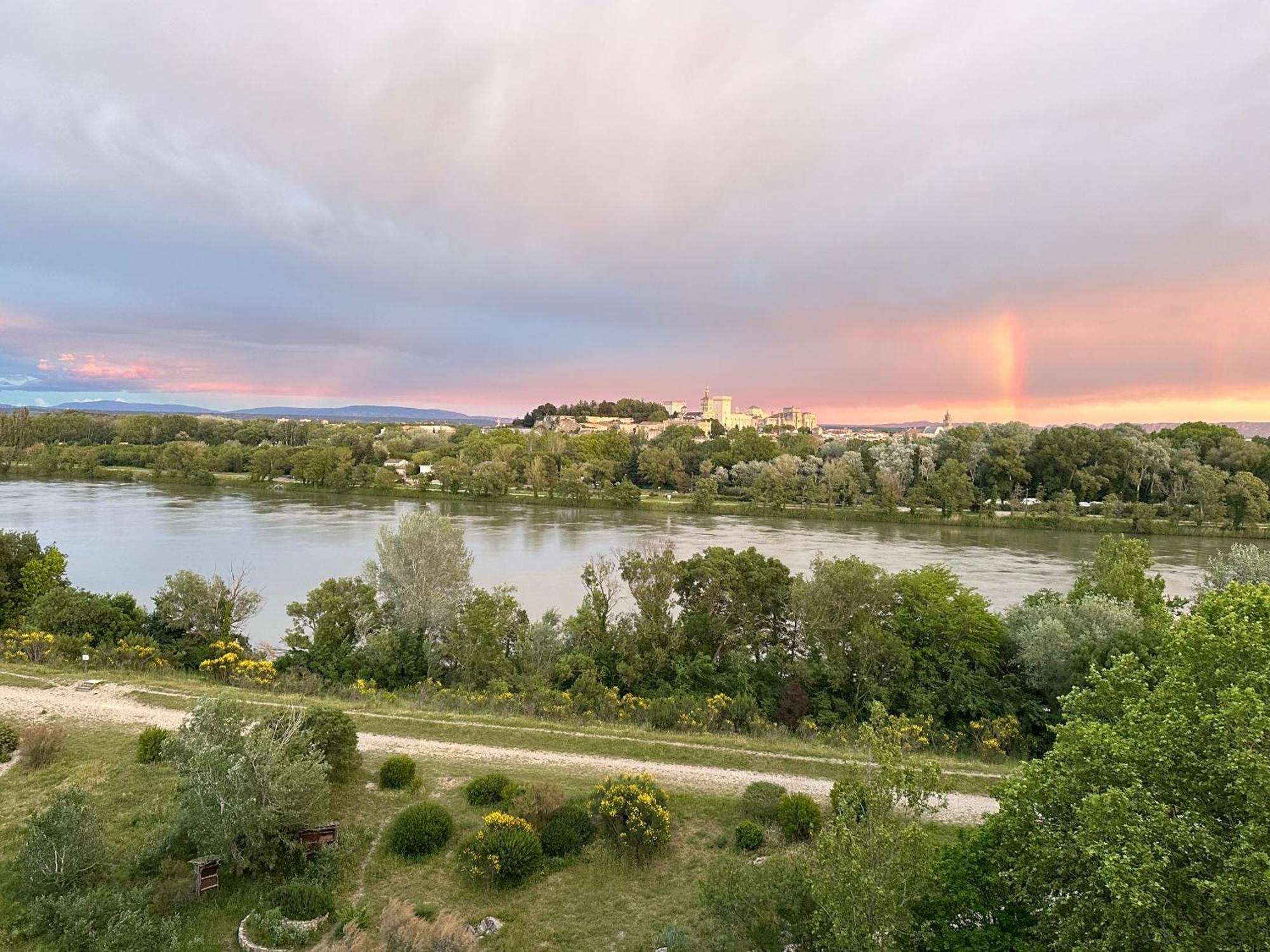 Charmante Petite Maison Avec Vue Panoramique, En Centre Historique, Proche D'avignon, Ancienne, Renovee, Climatisee, Terrasse, Parking Public Gratuit *