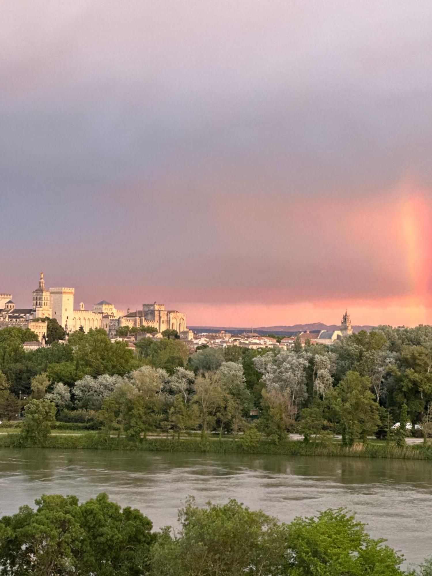 Casa de Férias Charmante Petite Maison Avec Vue Panoramique, En Centre Historique, Proche D'avignon, Ancienne, Renovee, Climatisee, Terrasse, Parking Public Gratuit