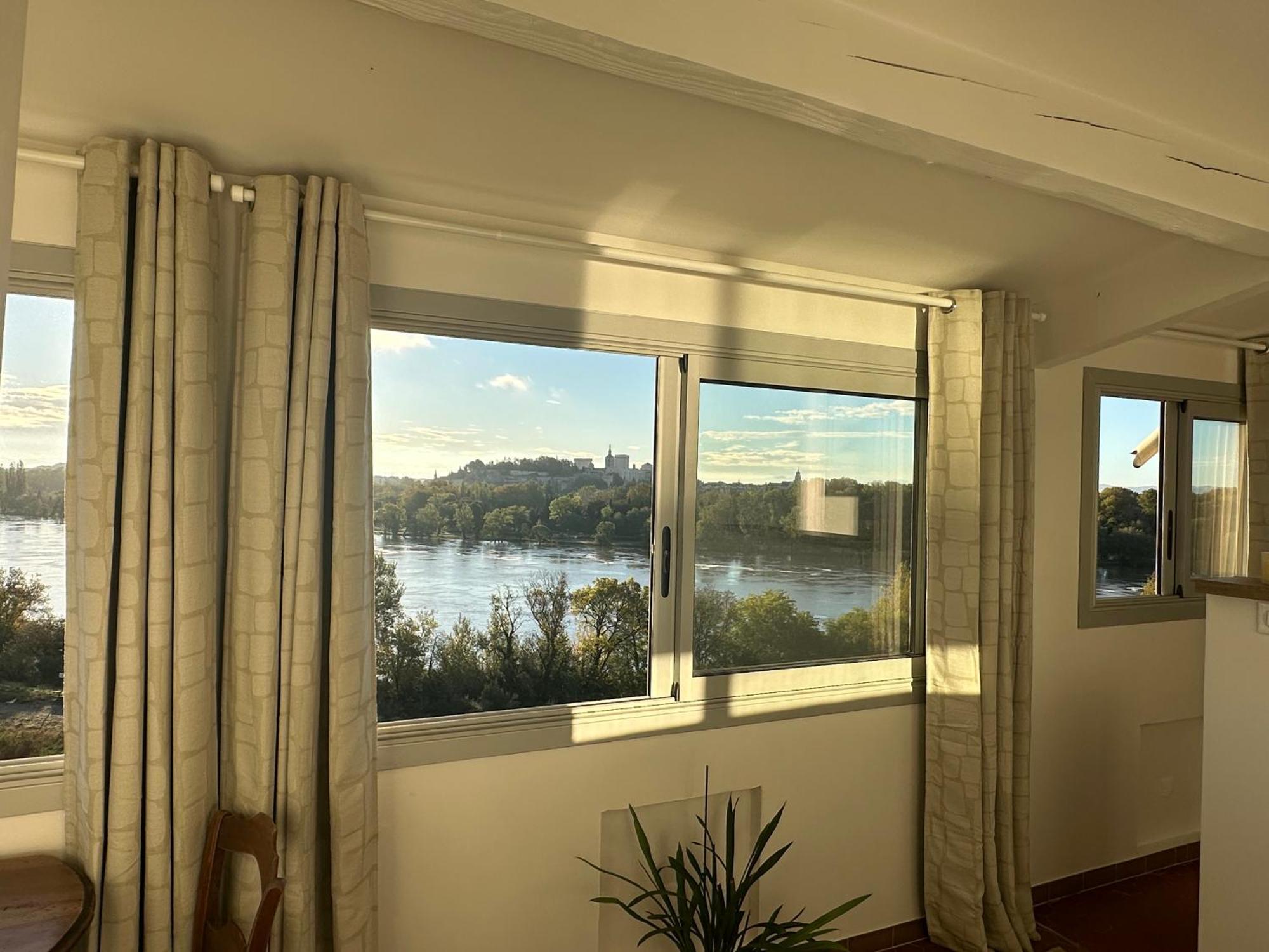 Charmante Petite Maison Avec Vue Panoramique, En Centre Historique, Proche D'avignon, Ancienne, Renovee, Climatisee, Terrasse, Parking Public Gratuit