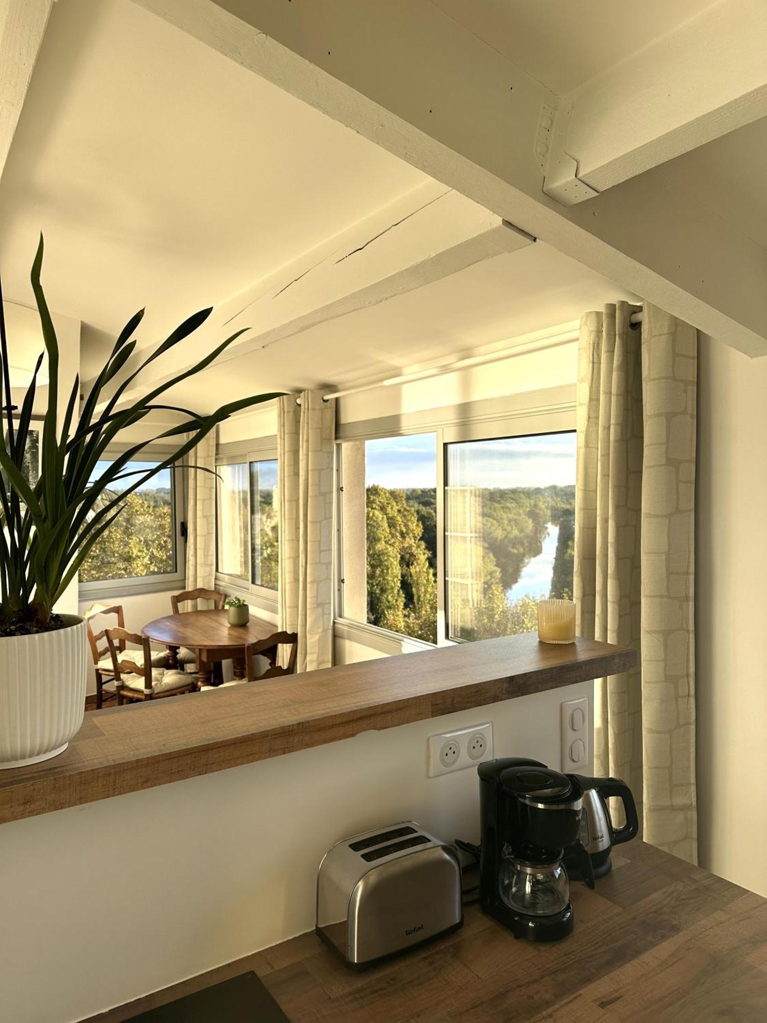 Charmante Petite Maison Avec Vue Panoramique, En Centre Historique, Proche D'avignon, Ancienne, Renovee, Climatisee, Terrasse, Parking Public Gratuit Hébergement de vacances