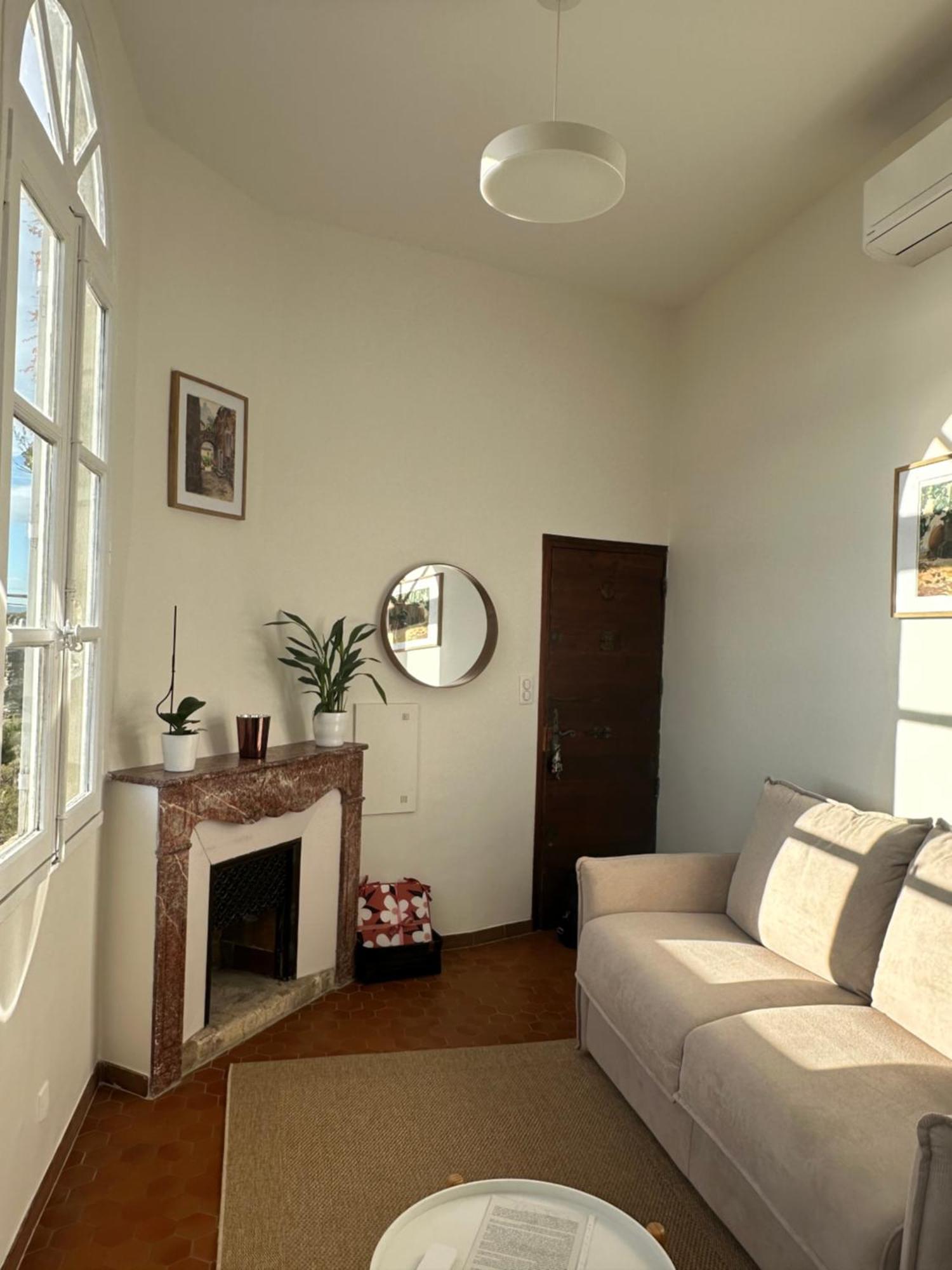 Hébergement de vacances Charmante Petite Maison Avec Vue Panoramique, En Centre Historique, Proche D'avignon, Ancienne, Renovee, Climatisee, Terrasse, Parking Public Gratuit