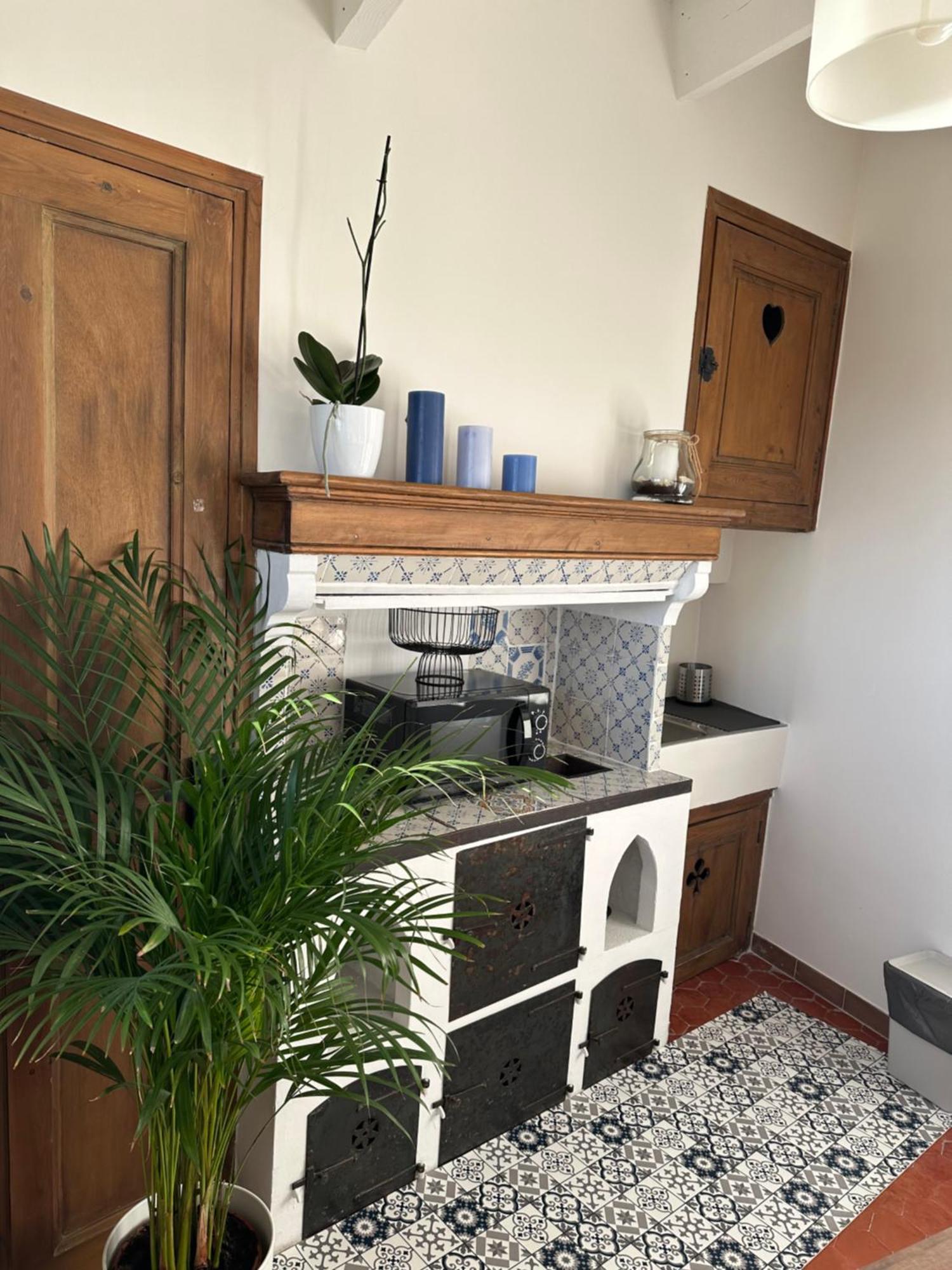 Charmante Petite Maison Avec Vue Panoramique, En Centre Historique, Proche D'avignon, Ancienne, Renovee, Climatisee, Terrasse, Parking Public Gratuit Hébergement de vacances *