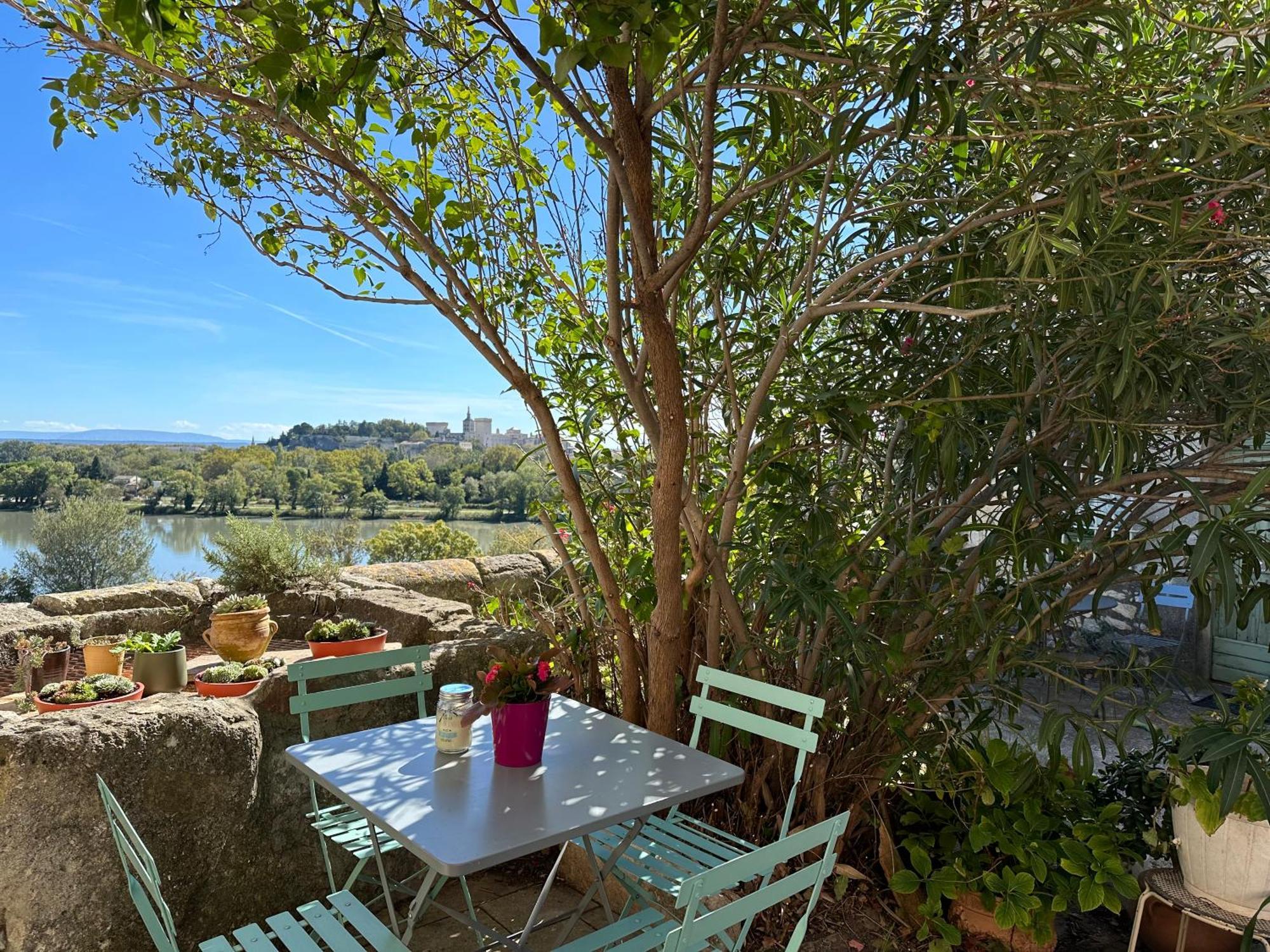 Hébergement de vacances Charmante Petite Maison Avec Vue Panoramique, En Centre Historique, Proche D'avignon, Ancienne, Renovee, Climatisee, Terrasse, Parking Public Gratuit *
